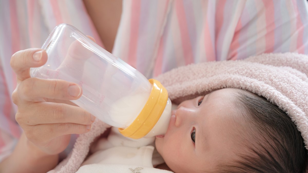 哺乳瓶でミルクを飲む赤ちゃん
