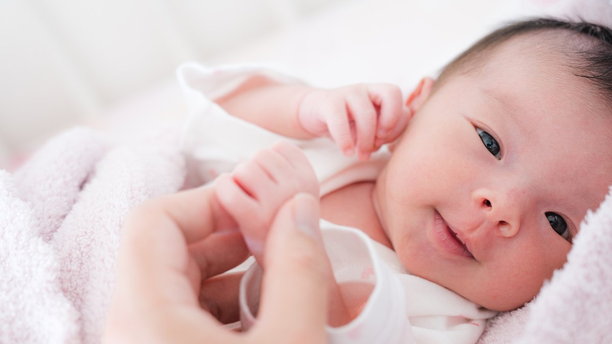 おくるみに包まれた新生児