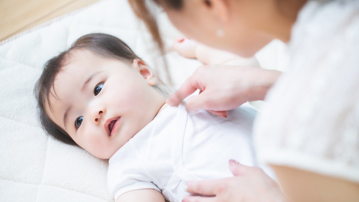 赤ちゃんの手を包むお母さんの手